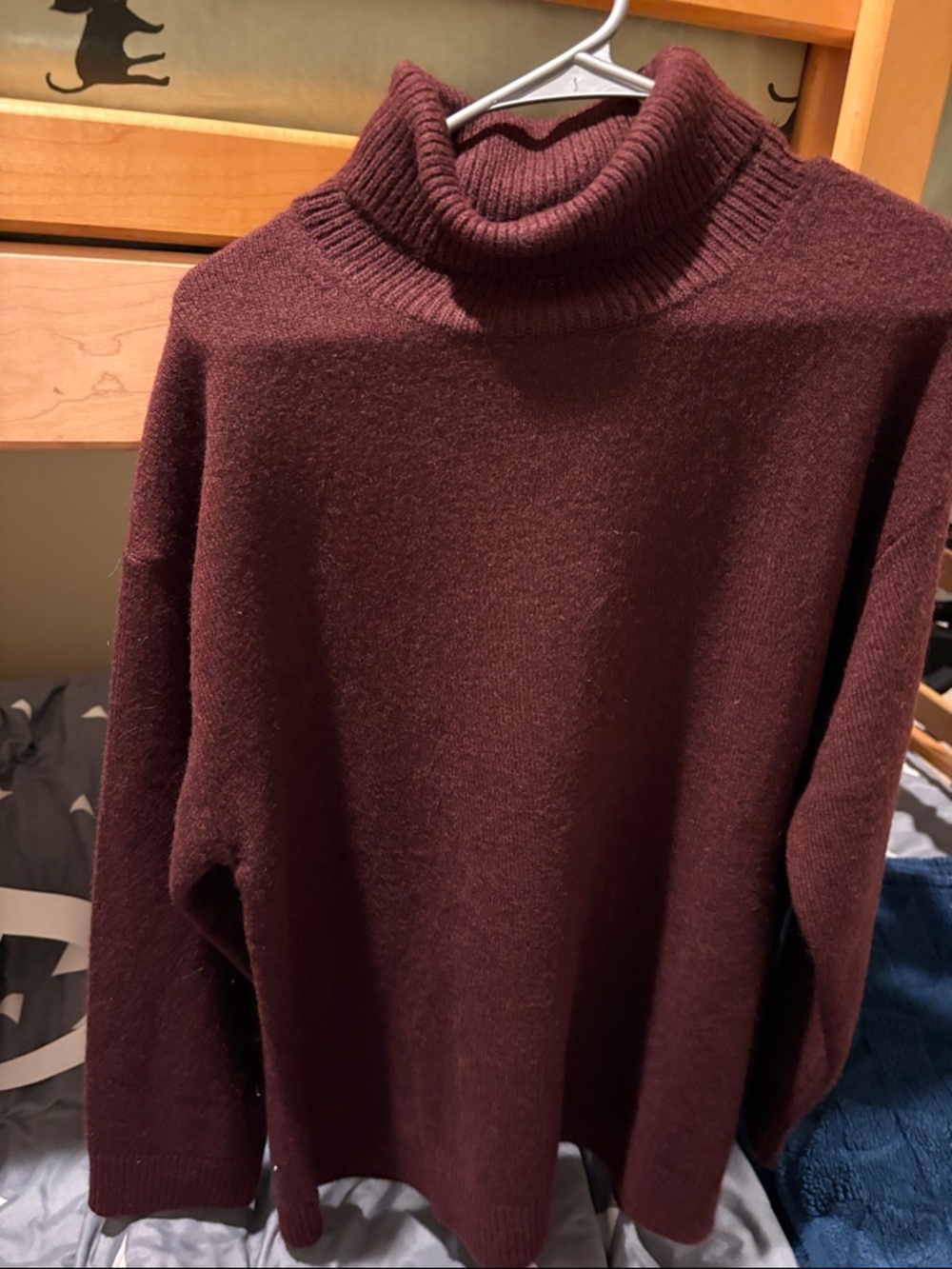 H&M Women's Turtleneck Sweater in Burgundy